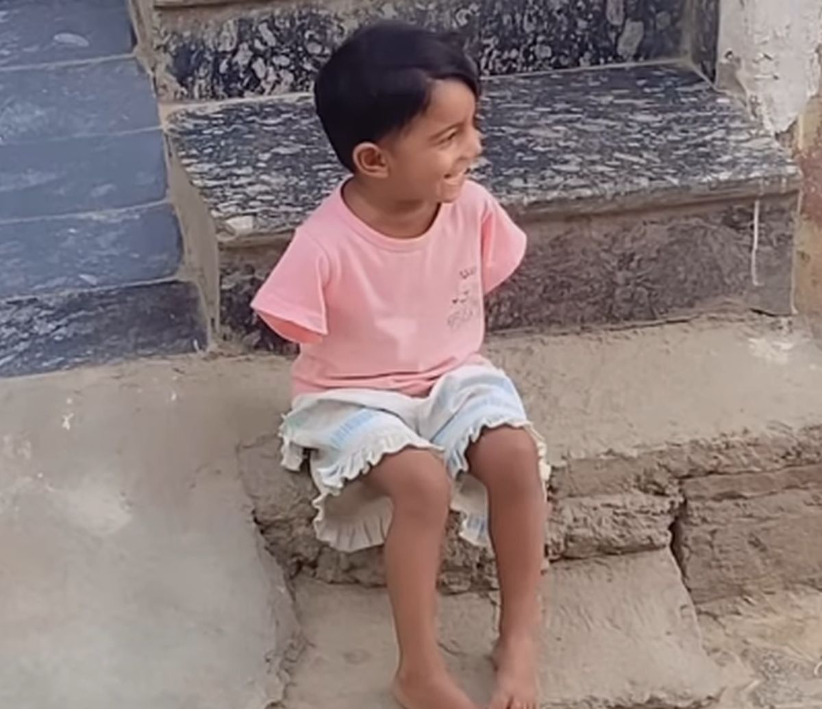 Κοριτσάκι χωρίς χέρια βλέπεις τους φίλους της να παίζουν και το χαμόγελο της συγκινεί το διαδίκτυο