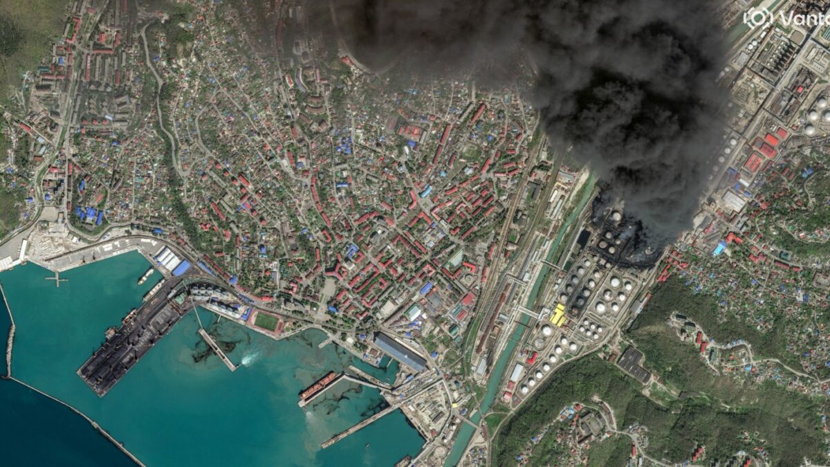 Δορυφορική εικόνα δείχνει τον πυκνό καπνό στη Μαύρη Θάλασσα στο Τουάπσε, στην περιφέρεια Κρασνοντάρ, Ρωσία