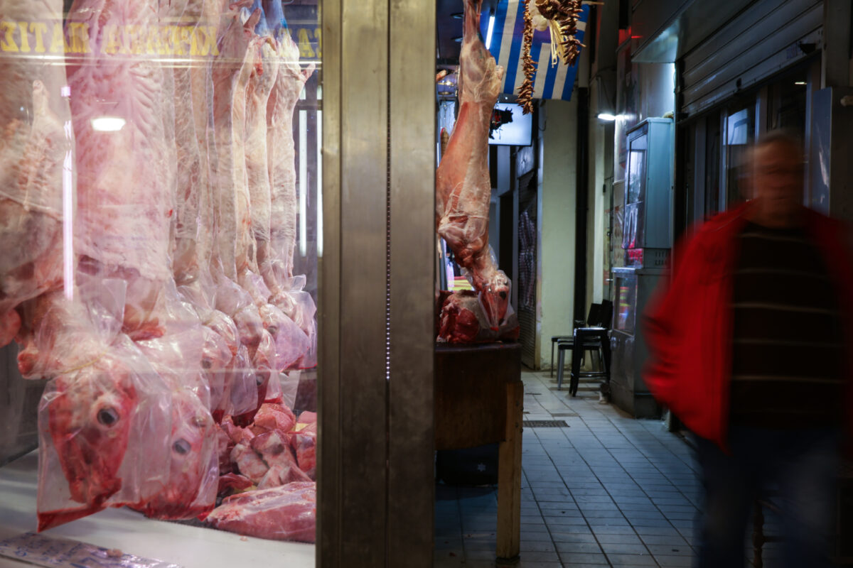 Στιγμιότυπο από την Βαρβάκειο Αγορά, Δευτέρα 22 Δεκεμβρίου 2025. Σε ρυθμούς Χριστουγέννων κινείται η αγορά και οι καταναλωτές κάνουν τα ψώνια τους για το χριστουγεννιάτικο τραπέζι, αναζητώντας τις οικονομικότερες επιλογές. (ΔΑΝΑΗ ΔΑΥΛΟΠΟΥΛΟΥ/EUROKINISSI)