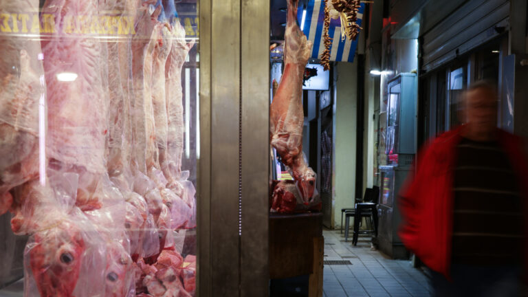 Στιγμιότυπο από την Βαρβάκειο Αγορά, Δευτέρα 22 Δεκεμβρίου 2025. Σε ρυθμούς Χριστουγέννων κινείται η αγορά και οι καταναλωτές κάνουν τα ψώνια τους για το χριστουγεννιάτικο τραπέζι, αναζητώντας τις οικονομικότερες επιλογές. (ΔΑΝΑΗ ΔΑΥΛΟΠΟΥΛΟΥ/EUROKINISSI)