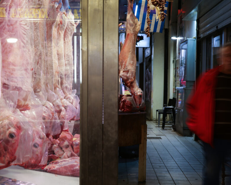 Στιγμιότυπο από την Βαρβάκειο Αγορά, Δευτέρα 22 Δεκεμβρίου 2025. Σε ρυθμούς Χριστουγέννων κινείται η αγορά και οι καταναλωτές κάνουν τα ψώνια τους για το χριστουγεννιάτικο τραπέζι, αναζητώντας τις οικονομικότερες επιλογές. (ΔΑΝΑΗ ΔΑΥΛΟΠΟΥΛΟΥ/EUROKINISSI)