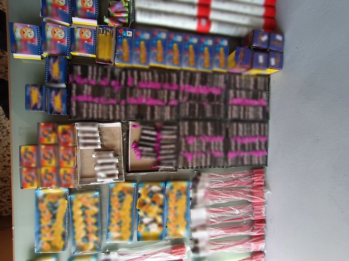 Κερατσίνι: Συνελήφθη 46χρονος που έκρυβε στο κατάστημά του πάνω από 500 πυροτεχνήματα και 300 κροτίδες