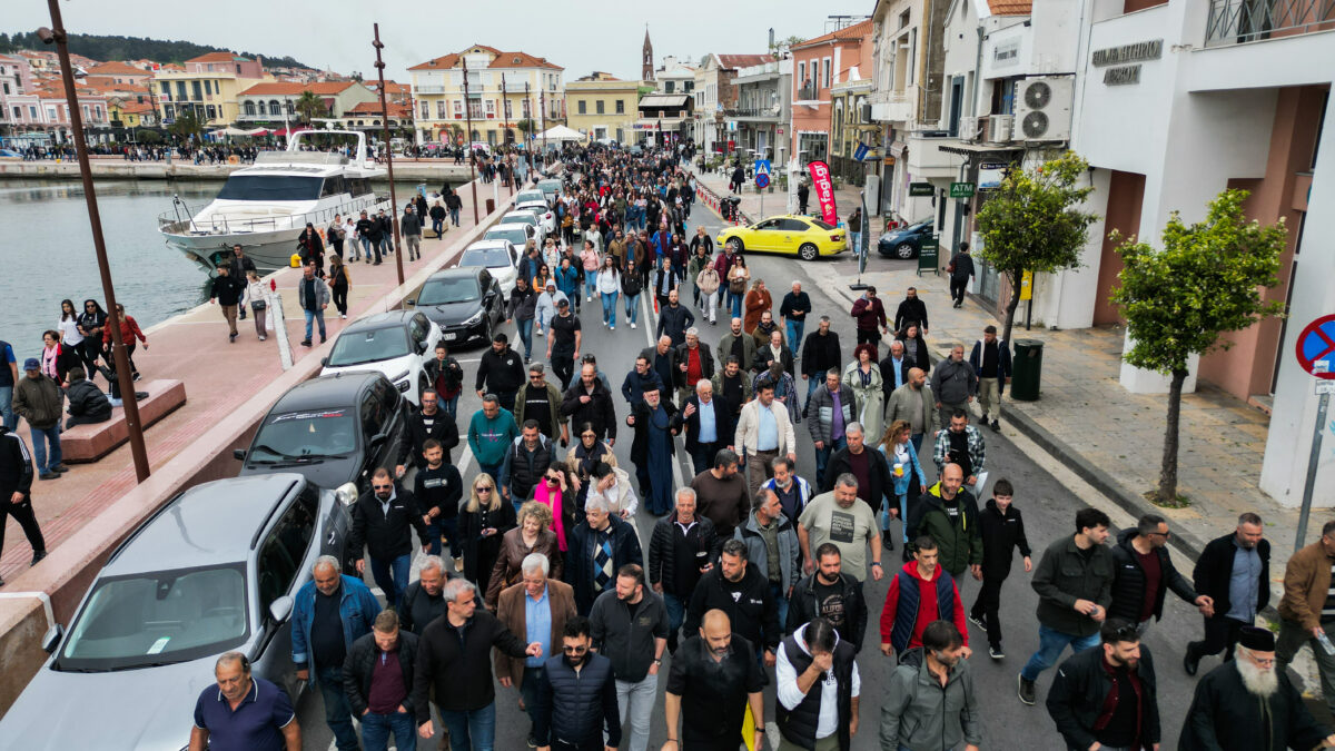 Κτηνοτρόφοι συμμετέχουν στο παλλεσβιακό συλλαλητήριο, εμποδίζοντας τη φόρτωση και εκφόρτωση φορτηγών από τα επιβατηγά πλοία της γραμμής, στο λιμάνι της Μυτιλήνης