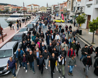 Κτηνοτρόφοι συμμετέχουν στο παλλεσβιακό συλλαλητήριο, εμποδίζοντας τη φόρτωση και εκφόρτωση φορτηγών από τα επιβατηγά πλοία της γραμμής, στο λιμάνι της Μυτιλήνης