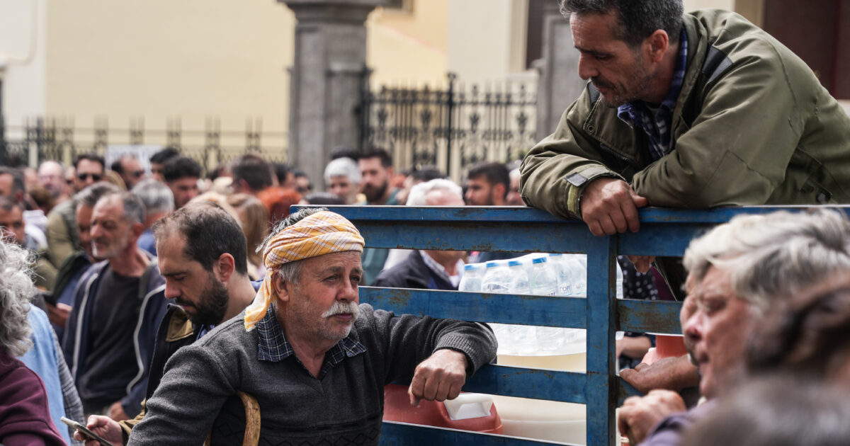 Μυτιλήνη: Ορατές οι ελλείψεις στο νησί, συνεχίζουν τους αποκλεισμούς οι κτηνοτρόφοι – «Καταστρέφεται όλη η Λέσβος, αβέβαιο το αύριο»