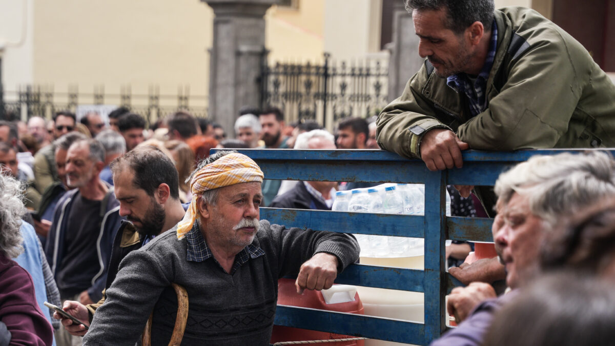 Συλλαλητήριο συμπαράστασης στους κτηνοτρόφους της Μυτιλήνης από το κεντρικό κτήριο της Περιφέρειας προς τα γραφεία της Γενικής Γραμματείας Αιγαίου, Πέμπτη 16 Απριλίου 2026. Την πορεία διοργάνωσε η Συντονιστική Επιτροπή που συγκροτήθηκε στην Καλλονή και στην οποία συμμετέχουν συνεταιριστές, στελέχη της αυτοδιοίκησης και επαγγελματίες που συνδέονται με την κτηνοτροφία. Οι κτηνοτρόφοι, οι οποίοι έχουν αποκλείσει το λιμάνι για τρίτη ημέρα, διαμαρτύρονται για τις ασήμαντες αποζημιώσεις που τους έχουν δοθεί για τα ζώα τους που θανατώθηκαν, αλλά και για την απαγόρευση μεταφοράς όλων των κτηνοτροφικών προϊόντων, ακόμα και αυτών που δεν επηρεάζονται από τον πυρετό. Η διαμαρτυρία τους έχει οδηγήσει σε γενικό lockdown στο νησί, με όλες τις δημόσιες υπηρεσίες να παραμένουν κλειστές ως ένδειξη συμπαράστασης. (ΠΑΝΑΓΙΩΤΗΣ ΜΠΑΛΑΣΚΑΣ/EUROKINISSI)