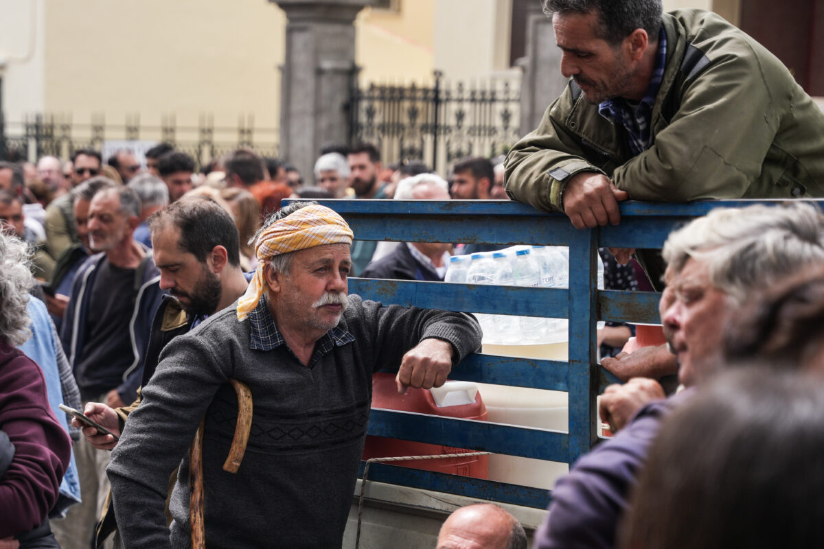 Μυτιλήνη: Ορατές οι ελλείψεις στο νησί, συνεχίζουν τους αποκλεισμούς οι κτηνοτρόφοι - «Καταστρέφεται όλη η Λέσβος, αβέβαιο το αύριο»