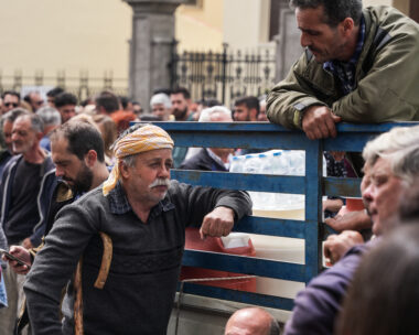 Συλλαλητήριο συμπαράστασης στους κτηνοτρόφους της Μυτιλήνης από το κεντρικό κτήριο της Περιφέρειας προς τα γραφεία της Γενικής Γραμματείας Αιγαίου, Πέμπτη 16 Απριλίου 2026. Την πορεία διοργάνωσε η Συντονιστική Επιτροπή που συγκροτήθηκε στην Καλλονή και στην οποία συμμετέχουν συνεταιριστές, στελέχη της αυτοδιοίκησης και επαγγελματίες που συνδέονται με την κτηνοτροφία. Οι κτηνοτρόφοι, οι οποίοι έχουν αποκλείσει το λιμάνι για τρίτη ημέρα, διαμαρτύρονται για τις ασήμαντες αποζημιώσεις που τους έχουν δοθεί για τα ζώα τους που θανατώθηκαν, αλλά και για την απαγόρευση μεταφοράς όλων των κτηνοτροφικών προϊόντων, ακόμα και αυτών που δεν επηρεάζονται από τον πυρετό. Η διαμαρτυρία τους έχει οδηγήσει σε γενικό lockdown στο νησί, με όλες τις δημόσιες υπηρεσίες να παραμένουν κλειστές ως ένδειξη συμπαράστασης. (ΠΑΝΑΓΙΩΤΗΣ ΜΠΑΛΑΣΚΑΣ/EUROKINISSI)