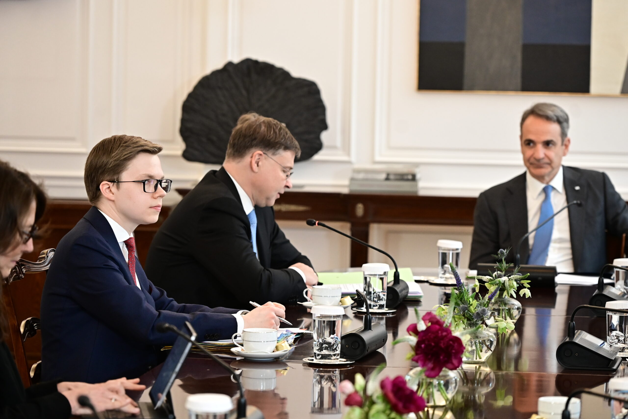 Συνάντηση του Πρωθυπουργού Κυριάκου Μητσοτάκη με τον Ευρωπαίο Επίτροπο Οικονομίας και Παραγωγικότητας, Εφαρμογής και Απλούστευσης Valdis Dombrovskis, στο Μέγαρο Μαξίμου, Πέμπτη 23 Απριλίου 2026.  (ΜΙΧΑΛΗΣ ΚΑΡΑΓΙΑΝΝΗΣ