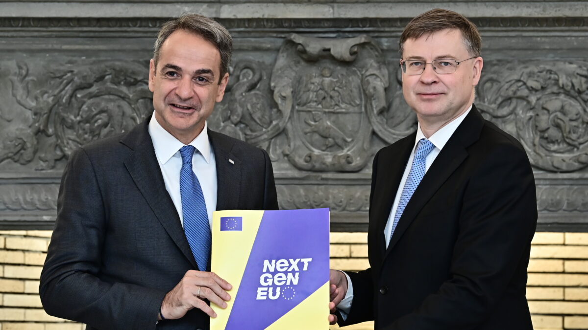 O πρωθυπουργός Κυριάκος Μητσοτάκης με τον Ευρωπαίο Επίτροπο Βάλντις Ντομπρόβσκις