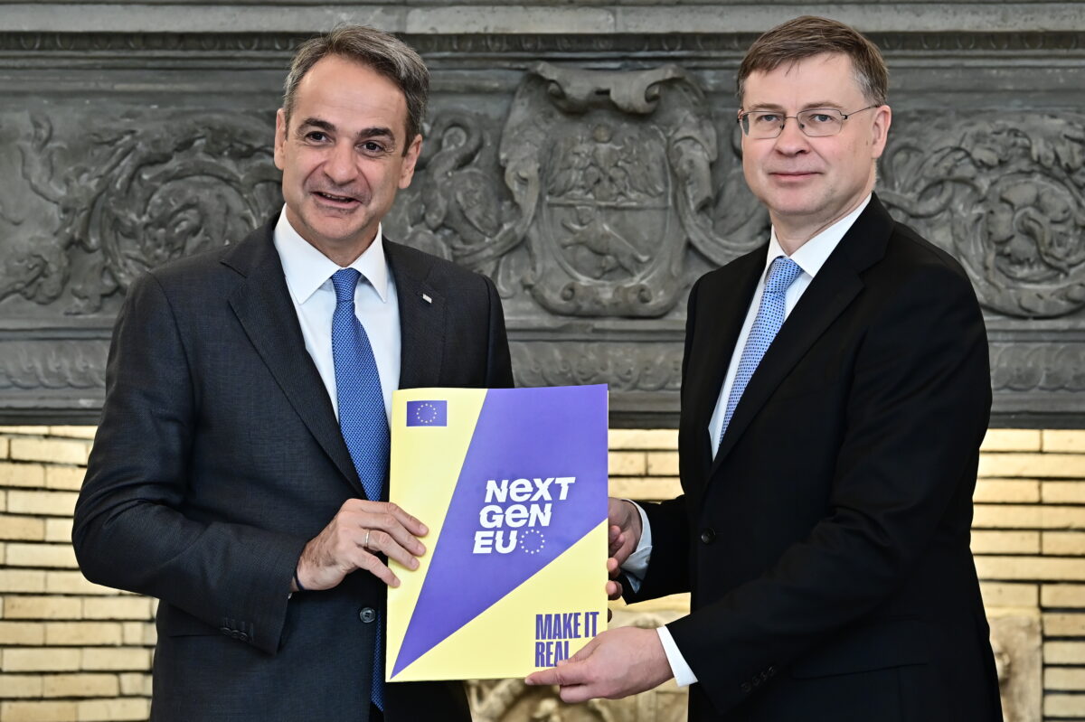 O πρωθυπουργός Κυριάκος Μητσοτάκης με τον Ευρωπαίο Επίτροπο Βάλντις Ντομπρόβσκις