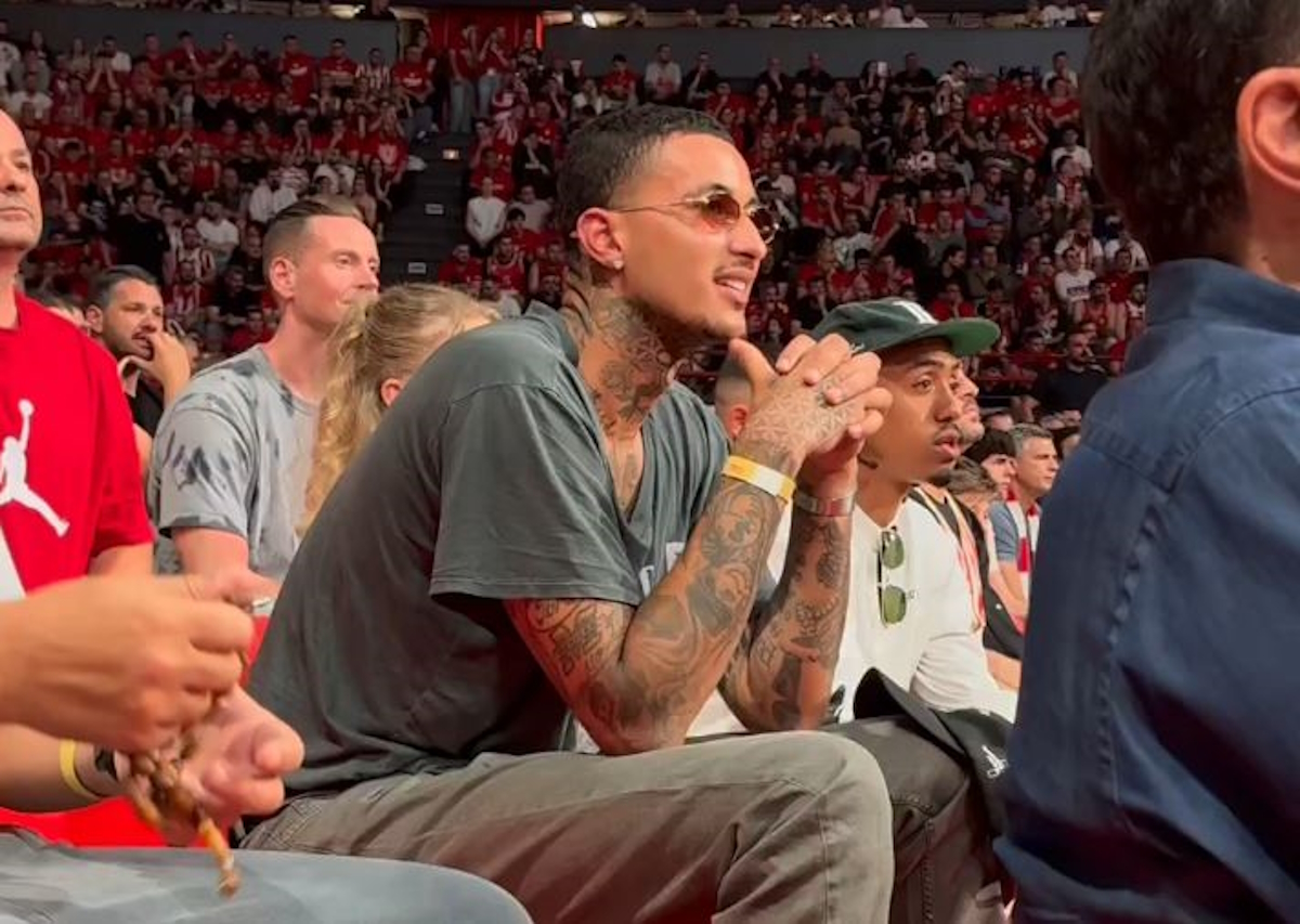 Ο Κάιλ Κούζμα των Μπακς στις εξέδρες του ΣΕΦ για το Ολυμπιακός - Μονακό