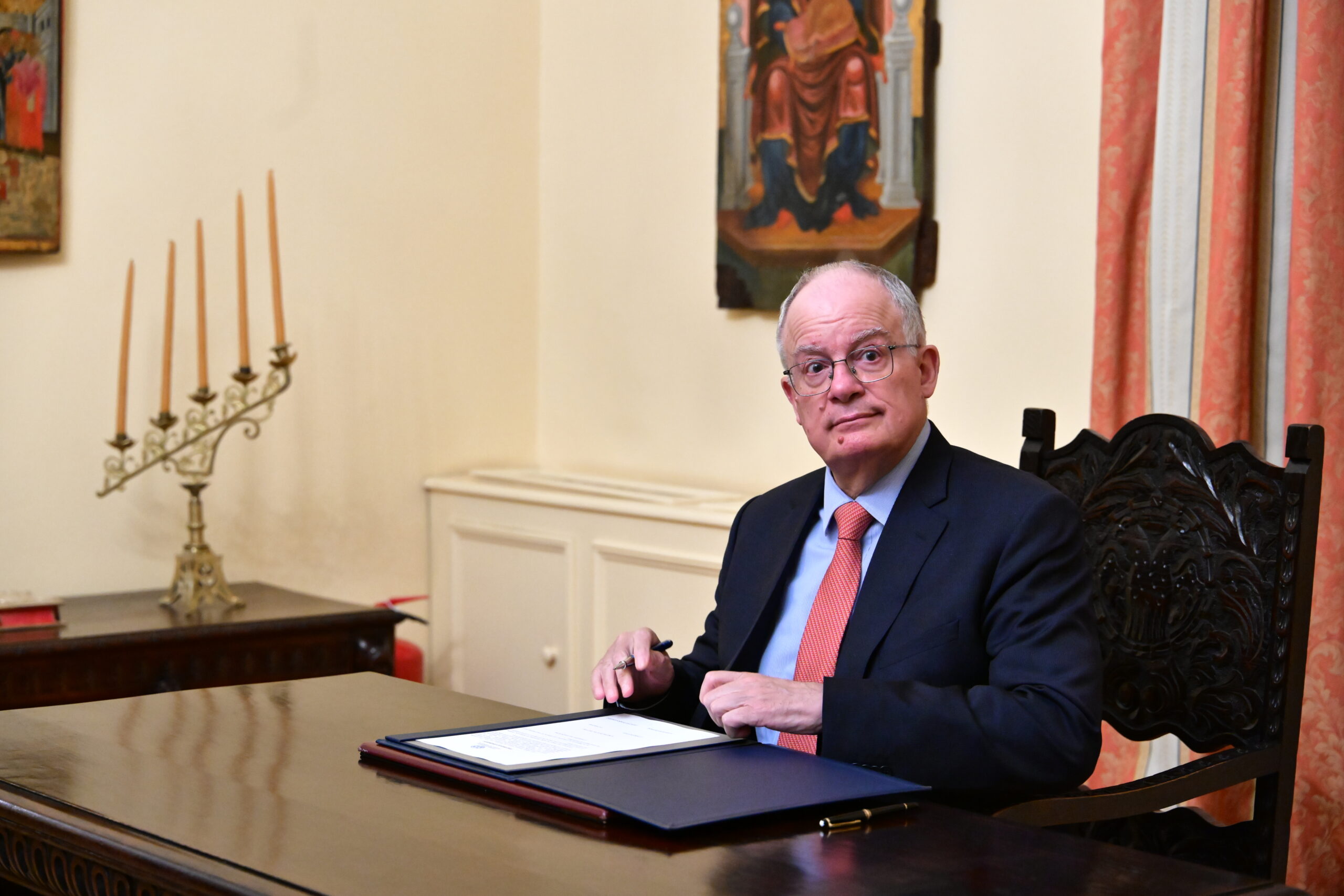 Oρκωμοσία του νέου Υφυπουργού Αγροτικής Ανάπτυξης και Τροφίμων Αθανάσιου Καββαδά, ενώπιον του Προέδρου της Δημοκρατίας Κωνσταντίνου Τασούλα και παρουσία του Πρωθυπουργού Κυριάκου Μητσοτάκη, στο Προεδρικό Μέγαρο, Τρίτη 21 Απριλίου 2026.  (ΤΑΤΙΑΝΑ ΜΠΟΛΑΡΗ