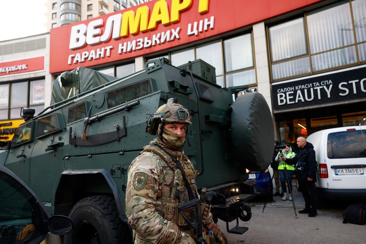 Μακελειό σε σούπερ μάρκετ στο Κίεβο: Σάλος από βίντεο με αστυνομικούς να τρέπονται πανικόβλητοι σε φυγή