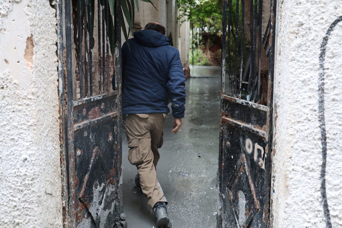 Yγρό τσιμέντο αναβλύζει από αυλή εγκαταλελειμμένου κτηρίου στην Κυψέλη, με αποτέλεσμα να έχει υπάρξει διακοπή της κυκλοφορίας σε κεντρικούς δρόμους της περιοχής και συγκεκριμένα στην οδό Σοφάδων, στην οδό Σκύρου καθώς και στην οδό Ευβοίας, Πέμπτη 16 Απριλίου 2026. Τεχνικά κλιμάκια και μηχανικοί βρίσκονται επί τόπου για να διαπιστώσουν αν πρόκειται όντως για υγρό τσιμέντο ή για τον λεγόμενο "αθηναϊκό σχιστόλιθο". Το συγκεκριμένο πέτρωμα, που αποτελεί το φυσικό υπέδαφος της Αττικής, μπορεί να πάρει υγρή μορφή κατά τη διάρκεια εργασιών διάνοιξης σηράγγων, γεγονός που ενισχύει τις υποψίες για σύνδεση με τα έργα του Μετρό.  (ΓΙΑΝΝΗΣ ΠΑΝΑΓΟΠΟΥΛΟΣ