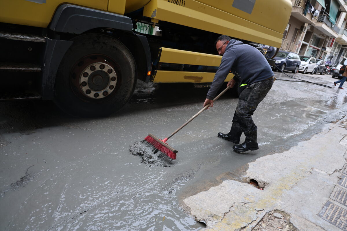 Yγρό τσιμέντο αναβλύζει από αυλή εγκαταλελειμμένου κτηρίου στην Κυψέλη, με αποτέλεσμα να έχει υπάρξει διακοπή της κυκλοφορίας σε κεντρικούς δρόμους της περιοχής και συγκεκριμένα στην οδό Σοφάδων, στην οδό Σκύρου καθώς και στην οδό Ευβοίας, Πέμπτη 16 Απριλίου 2026. Τεχνικά κλιμάκια και μηχανικοί βρίσκονται επί τόπου για να διαπιστώσουν αν πρόκειται όντως για υγρό τσιμέντο ή για τον λεγόμενο "αθηναϊκό σχιστόλιθο". Το συγκεκριμένο πέτρωμα, που αποτελεί το φυσικό υπέδαφος της Αττικής, μπορεί να πάρει υγρή μορφή κατά τη διάρκεια εργασιών διάνοιξης σηράγγων, γεγονός που ενισχύει τις υποψίες για σύνδεση με τα έργα του Μετρό.  (ΓΙΑΝΝΗΣ ΠΑΝΑΓΟΠΟΥΛΟΣ
