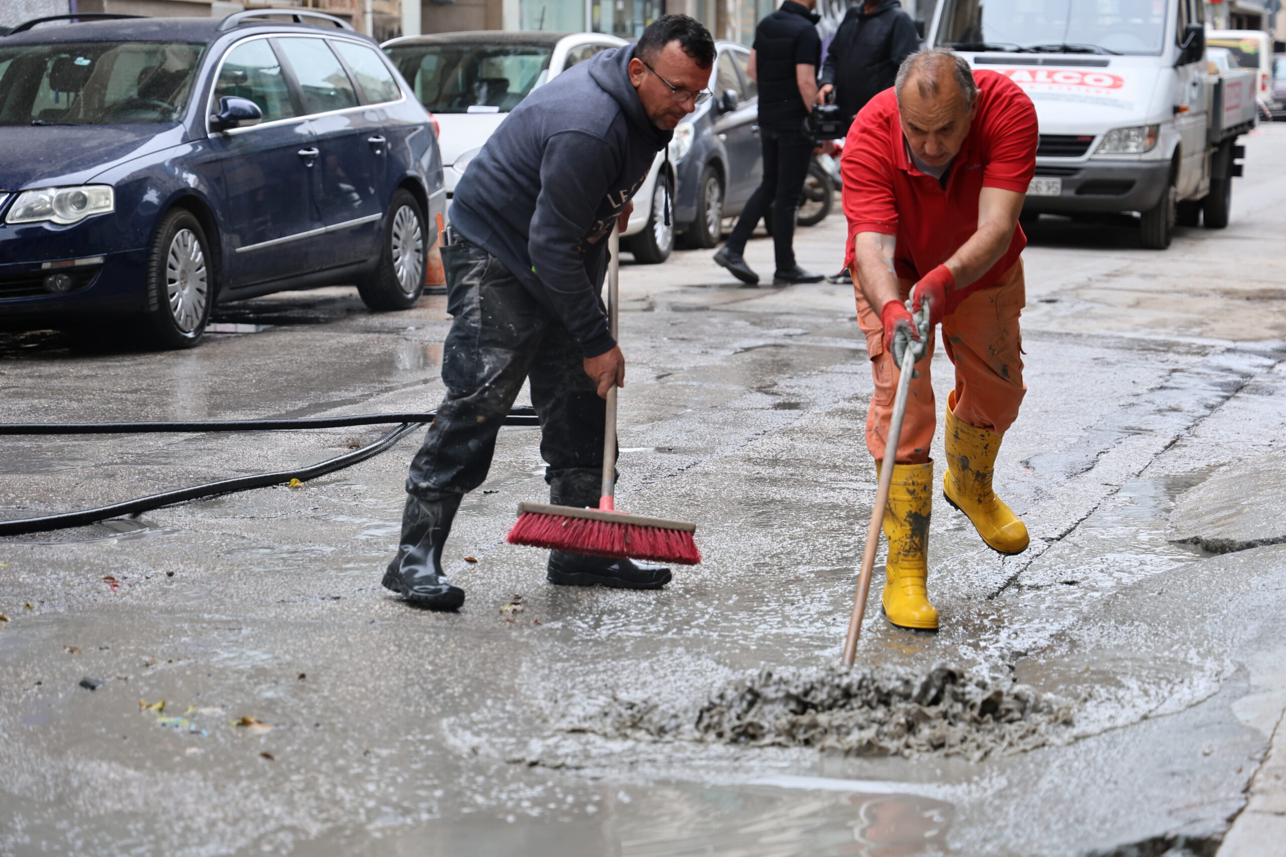 Yγρό τσιμέντο αναβλύζει από αυλή εγκαταλελειμμένου κτηρίου στην Κυψέλη, με αποτέλεσμα να έχει υπάρξει διακοπή της κυκλοφορίας σε κεντρικούς δρόμους της περιοχής και συγκεκριμένα στην οδό Σοφάδων, στην οδό Σκύρου καθώς και στην οδό Ευβοίας, Πέμπτη 16 Απριλίου 2026. Τεχνικά κλιμάκια και μηχανικοί βρίσκονται επί τόπου για να διαπιστώσουν αν πρόκειται όντως για υγρό τσιμέντο ή για τον λεγόμενο "αθηναϊκό σχιστόλιθο". Το συγκεκριμένο πέτρωμα, που αποτελεί το φυσικό υπέδαφος της Αττικής, μπορεί να πάρει υγρή μορφή κατά τη διάρκεια εργασιών διάνοιξης σηράγγων, γεγονός που ενισχύει τις υποψίες για σύνδεση με τα έργα του Μετρό. (ΓΙΑΝΝΗΣ ΠΑΝΑΓΟΠΟΥΛΟΣ