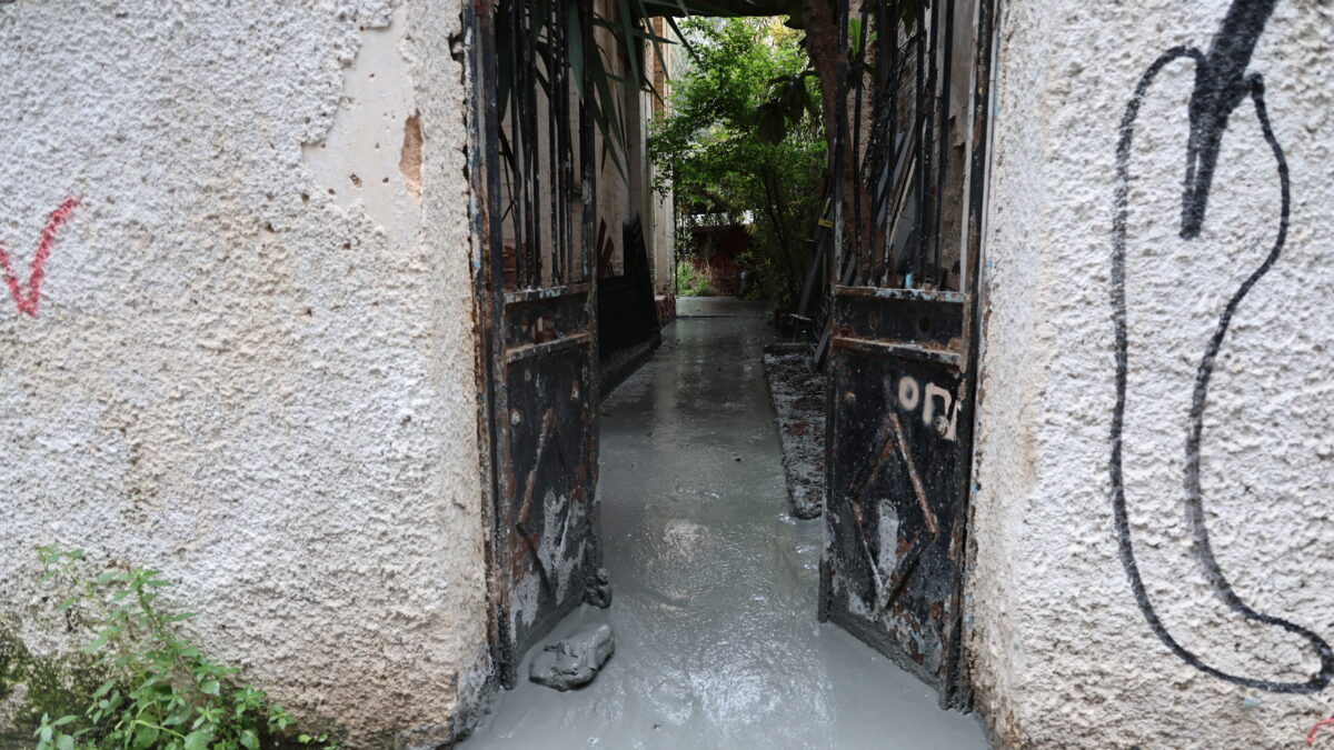 Το υγρό τσιμέντο που αναβλύζει από την αυλή στην Κυψέλη