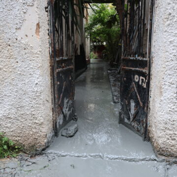 Το υγρό τσιμέντο που αναβλύζει από την αυλή στην Κυψέλη