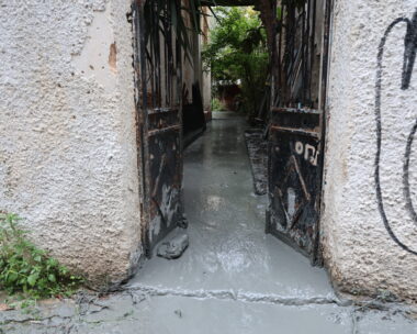 Το υγρό τσιμέντο που αναβλύζει από την αυλή στην Κυψέλη