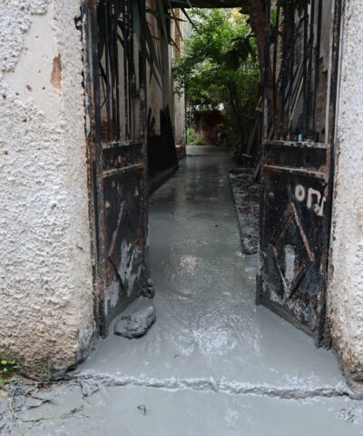 Το υγρό τσιμέντο που αναβλύζει από την αυλή στην Κυψέλη