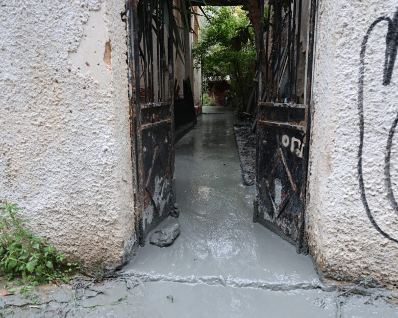 Το υγρό τσιμέντο που αναβλύζει από την αυλή στην Κυψέλη