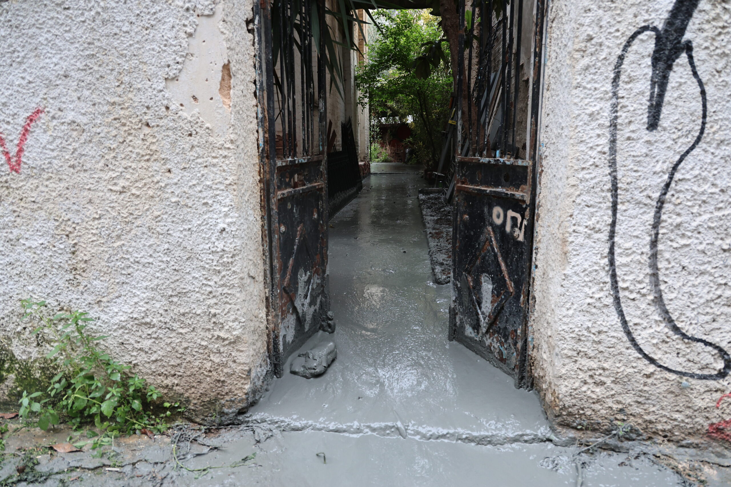 Το υγρό τσιμέντο που αναβλύζει από την αυλή στην Κυψέλη