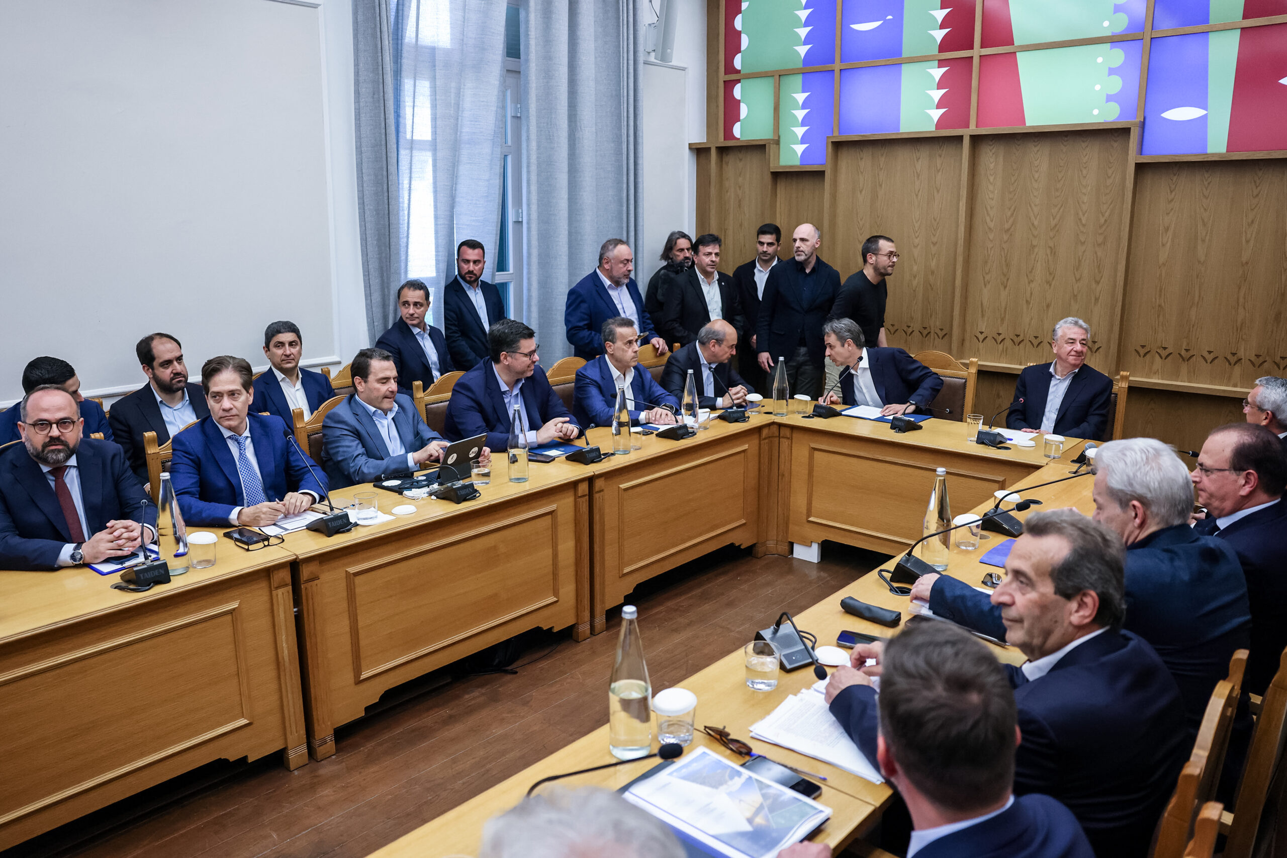 Σύσκεψη υπό την προεδρία του πρωθυπουργού Κυριάκου Μητσοτάκη με αντικείμενο τα μέτρα αντιμετώπισης της λειψυδρίας, στην έδρα της Περιφέρειας Κρήτης στο Ηράκλειο