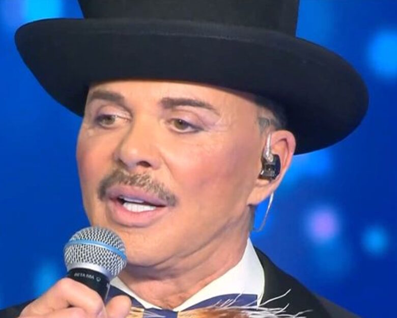 Ο σχεδιαστής Λάκης Γαβαλάς στη σκηνή του J2US