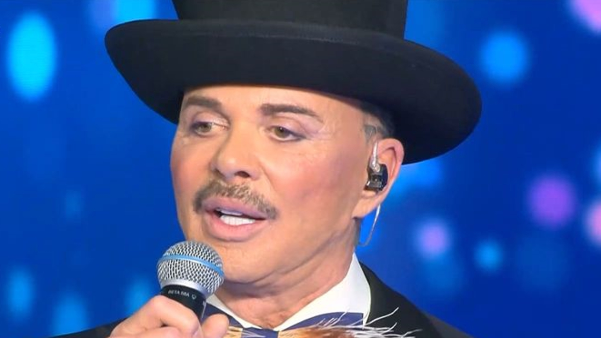 Ο σχεδιαστής Λάκης Γαβαλάς στη σκηνή του J2US