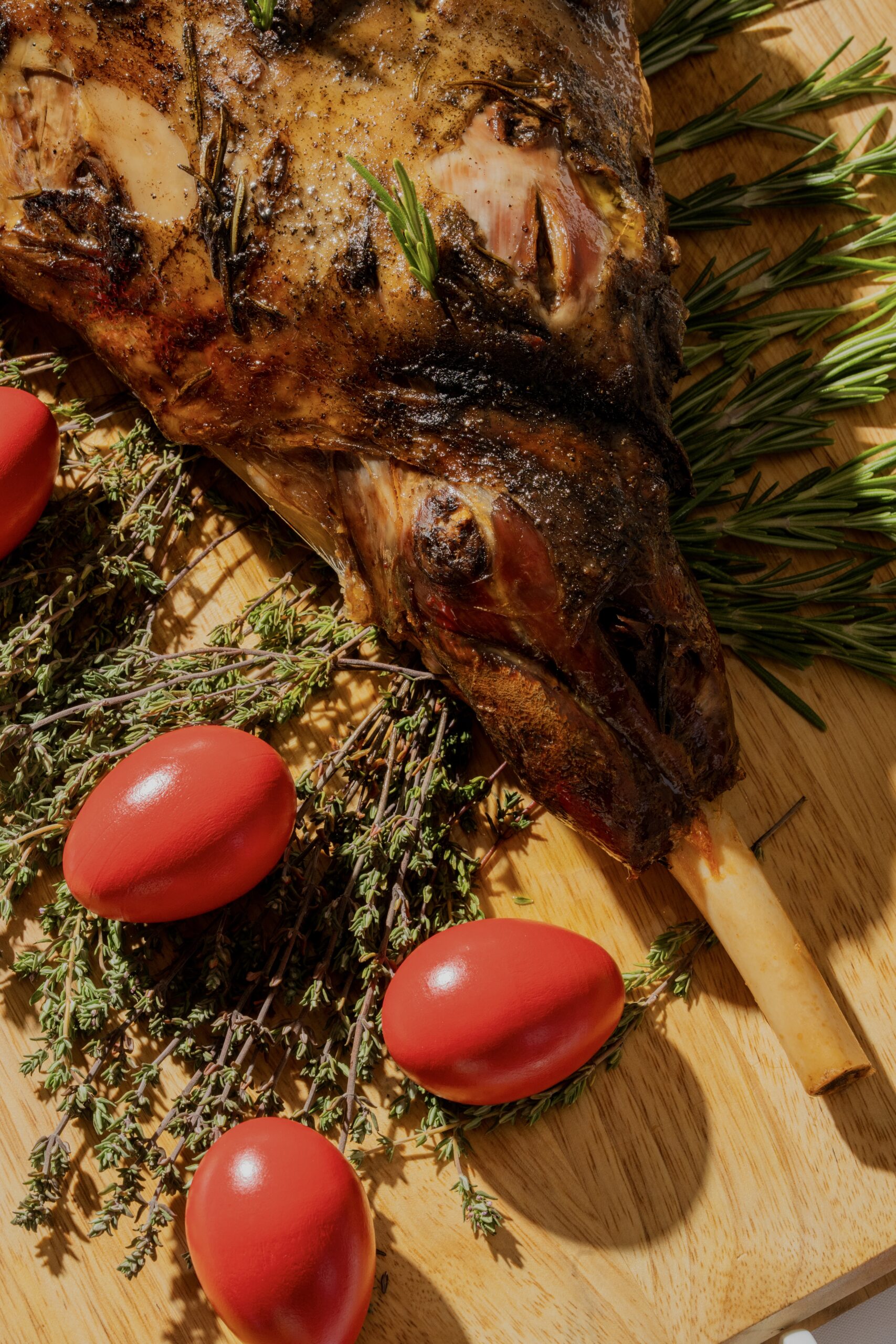 Στο επίκεντρο της γιορτής βρίσκεται πάντα το αρνί στη σούβλα