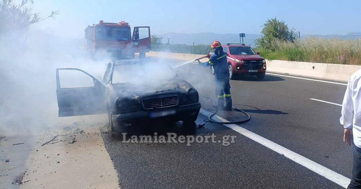 Αυτοκίνητο τυλίχθηκε στις φλόγες στην εθνική οδό Αθηνών – Λαμίας στο ύψος της Σκάρφειας