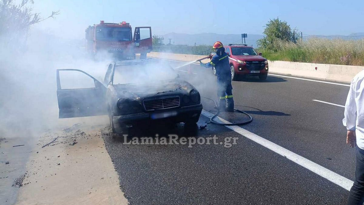 Αυτοκίνητο τυλίχθηκε στις φλόγες στην εθνική οδό Αθηνών - Λαμίας στο ύψος της Σκάρφειας