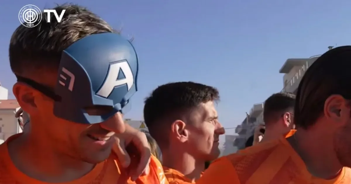 ΟΦΗ: O Βασίλης Λαμπρόπουλος με μάσκα «Captain America» στην παρέλαση των Κυπελλούχων Ελλάδας στο Ηράκλειο
