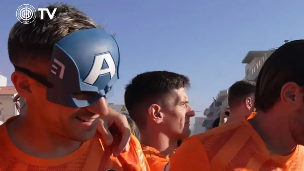 ΟΦΗ: O Βασίλης Λαμπρόπουλος με μάσκα «Captain America» στην παρέλαση των Κυπελλούχων Ελλάδας στο Ηράκλειο