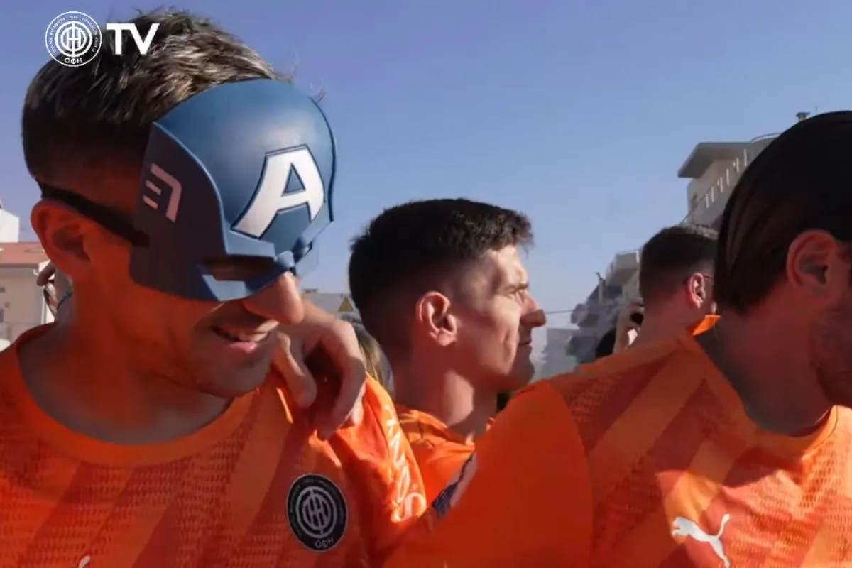 ΟΦΗ: O Βασίλης Λαμπρόπουλος με μάσκα «Captain America» στην παρέλαση των Κυπελλούχων Ελλάδας στο Ηράκλειο