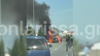 Λάρισα: Αυτοκίνητο τυλίχθηκε στις φλόγες στη μέση του δρόμου – Δείτε βίντεο