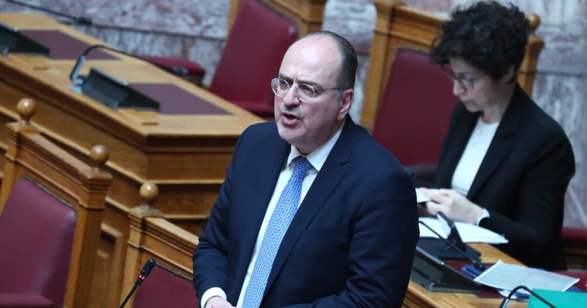 Μακάριος Λαζαρίδης: Το retweet που «στέλνει» τη Ντόρα Μπακογιάννη για σοκολατάκια μετά την παραίτησή του
