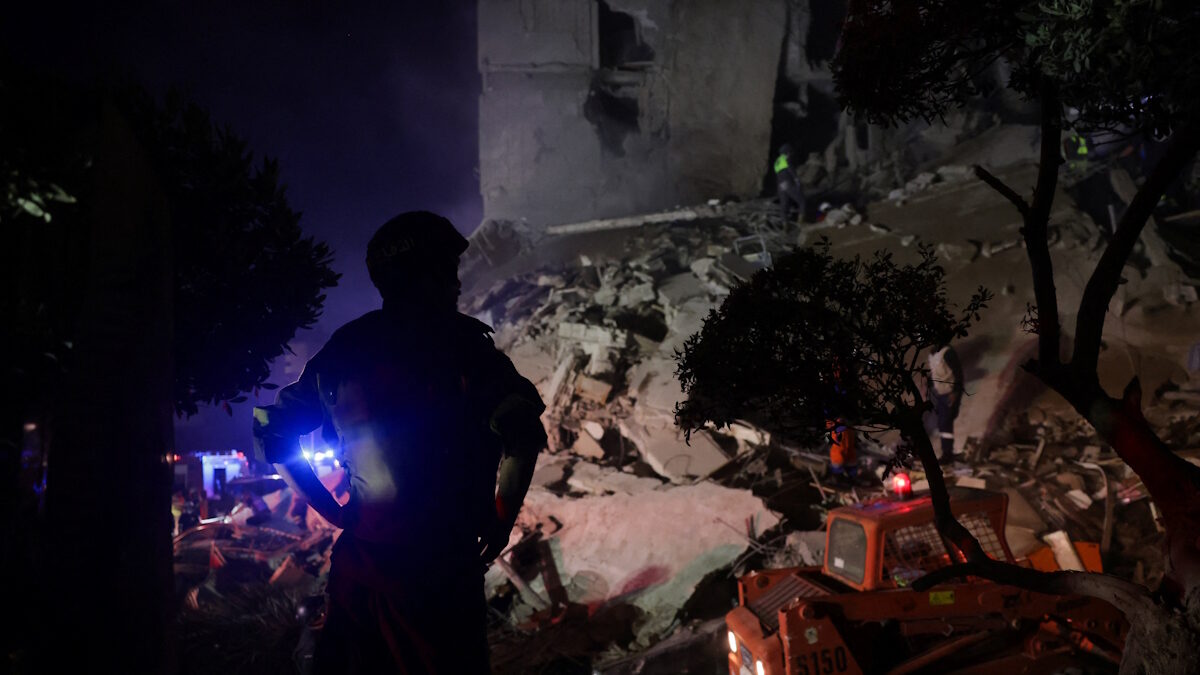 Διασώστες σε κατεστραμμένο κτίριο μετά από ισραηλινή αεροπορική επιδρομή, στη Βηρυτό του Λιβάνου