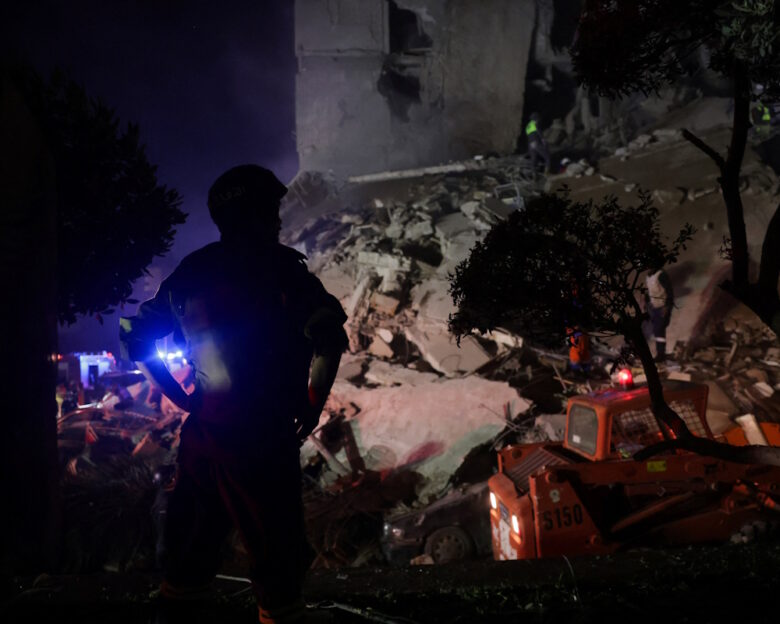 Διασώστες σε κατεστραμμένο κτίριο μετά από ισραηλινή αεροπορική επιδρομή, στη Βηρυτό του Λιβάνου