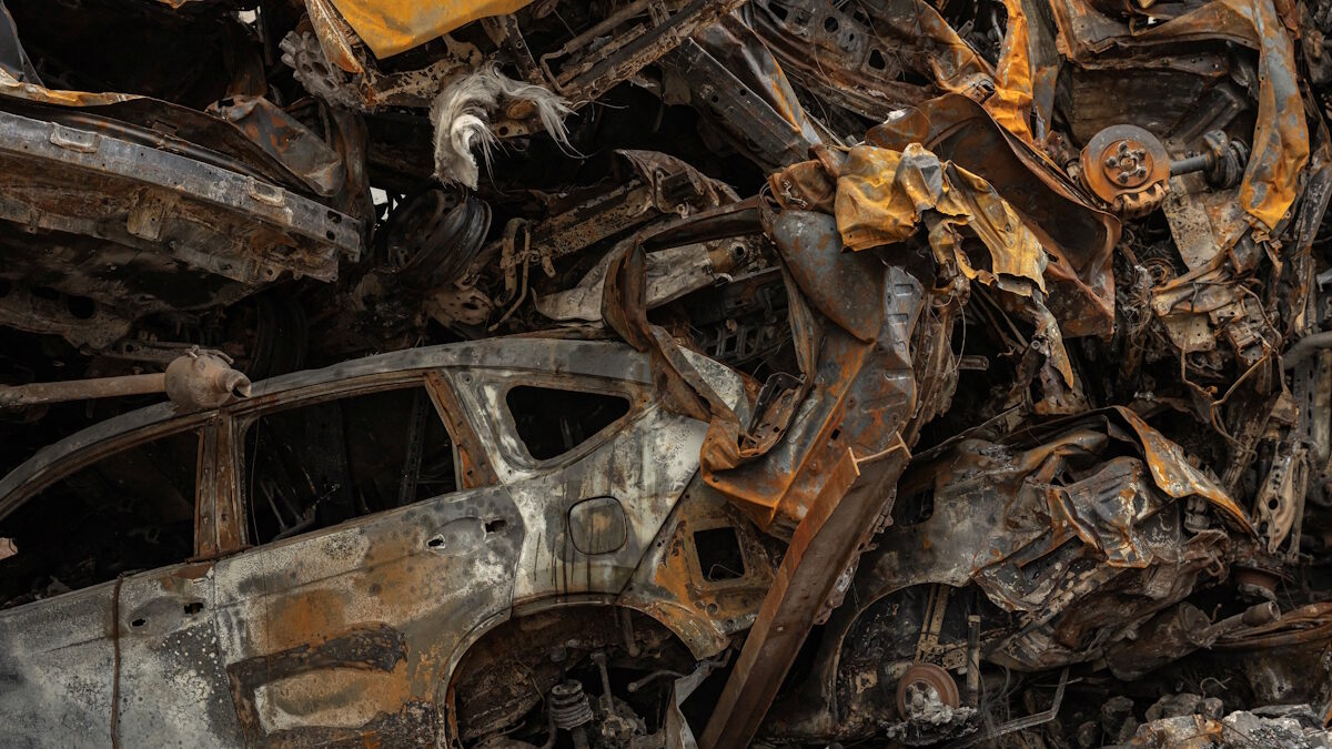 Καμένα αυτοκίνητα μετά από ισραηλινή αεροπορική επιδρομή στον Λίβανο