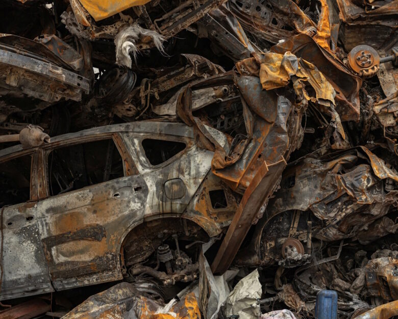 Καμένα αυτοκίνητα μετά από ισραηλινή αεροπορική επιδρομή στον Λίβανο