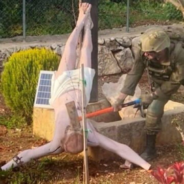 Ισραηλινός στρατιώτης καταστρέφει με βαριοπούλα άγαλμα του Ιησού στον Λίβανο