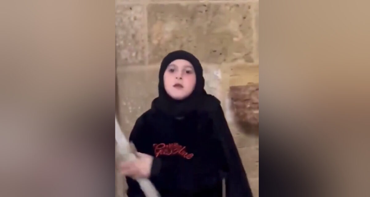 Λίβανος: Μικρή μουσουλμάνα χτυπά καμπάνα εκκλησίας και στέλνει μήνυμα συμπαράστασης