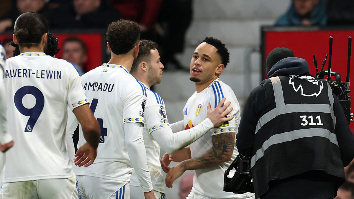 Οι παίκτες της Λιντς πανηγυρίζουν το γκολ του Οκαφόρ