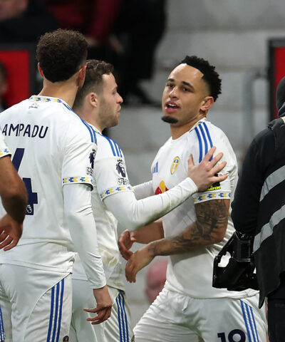 Οι παίκτες της Λιντς πανηγυρίζουν το γκολ του Οκαφόρ