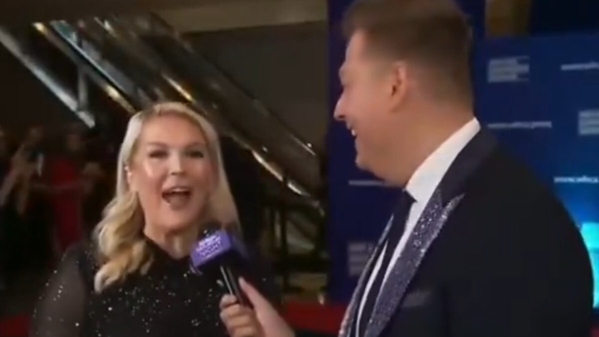 Η εκπρόσωπος Τύπου του Λευκού Οίκου Καρολάιν Λέβιτ λίγη ώρα πριν τους πυροβολισμούς