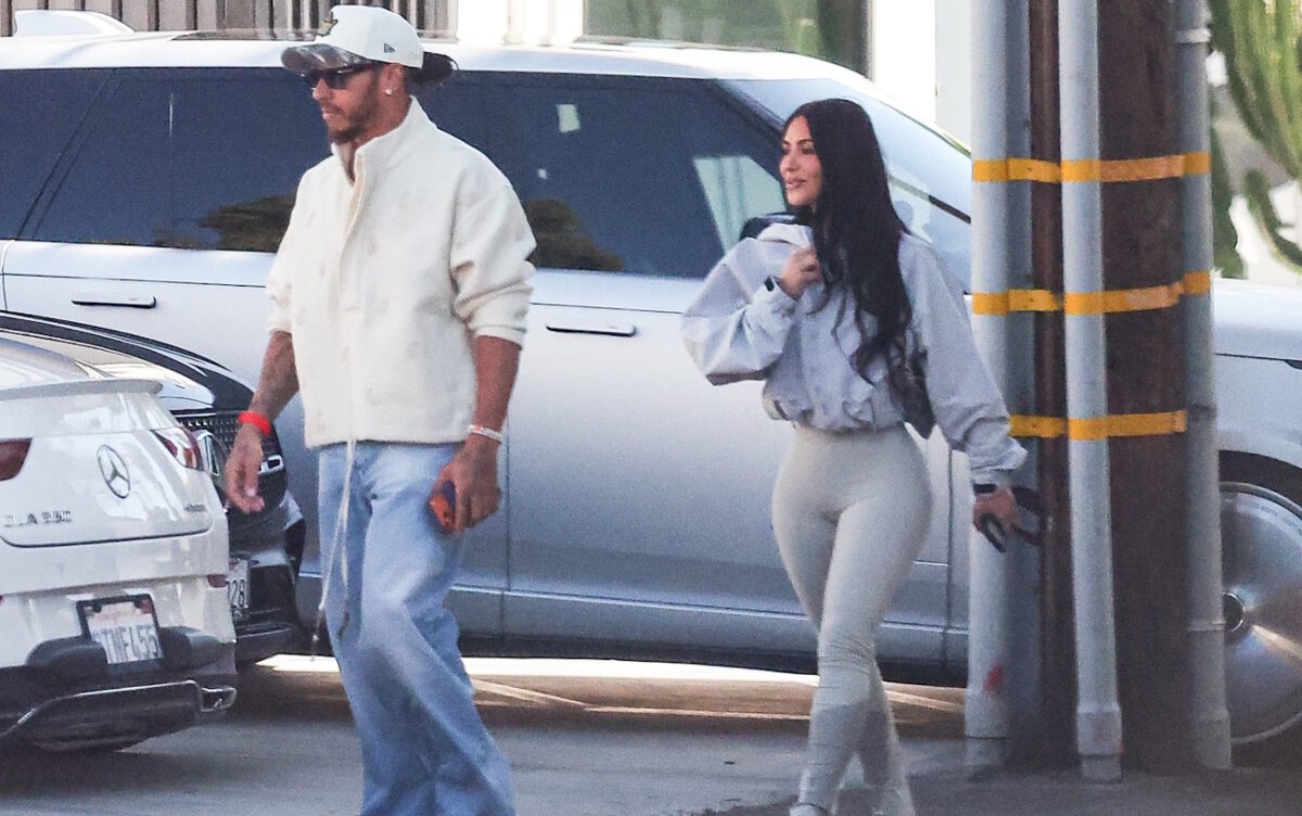 Η Κιμ Καρντάσιαν δημοσίευσε φωτογραφία που κάθεται στα πόδια του Λουίς Χάμιλτον