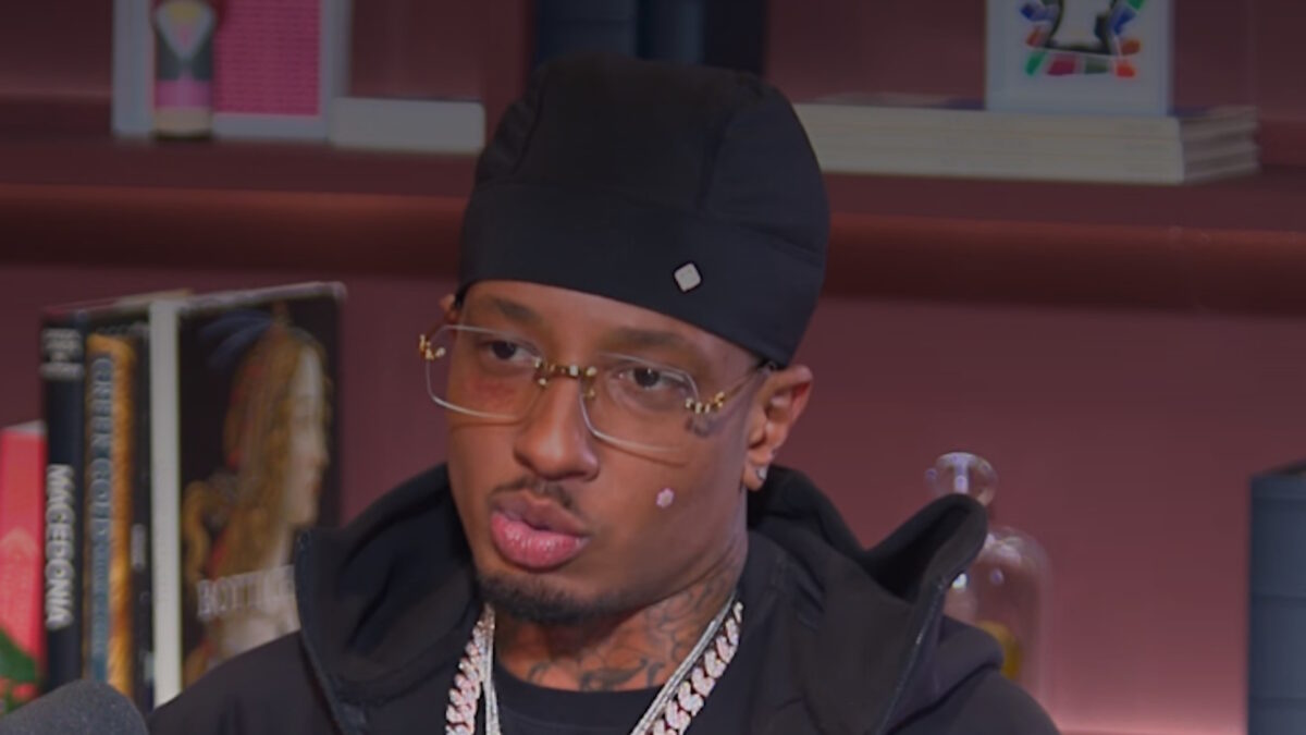 Ο Light κατά τη διάρκεια της συνέντευξης