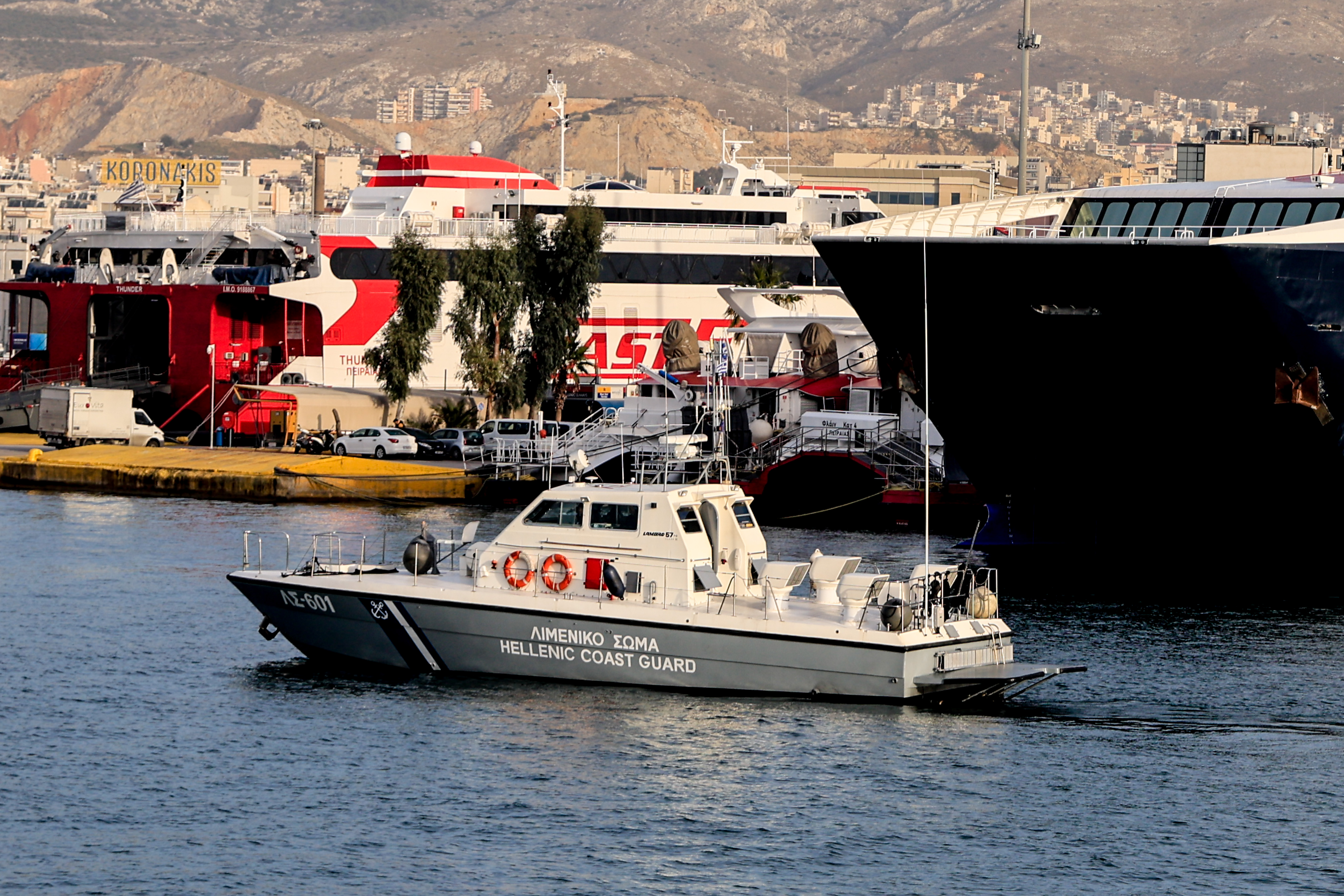 Χειροπέδες σε 19χρονο βρέθηκε με κοκαΐνη μέσα σε πλοίο στο λιμάνι του Πειραιά